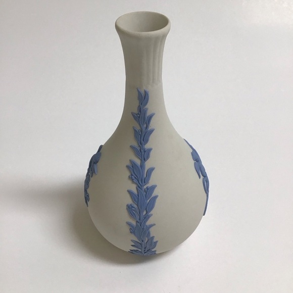 Wedgwood Jasperware Bud Vase Reverse Blue on Cream Cherub 5 1/2” Tall England - Picture 11 of 14